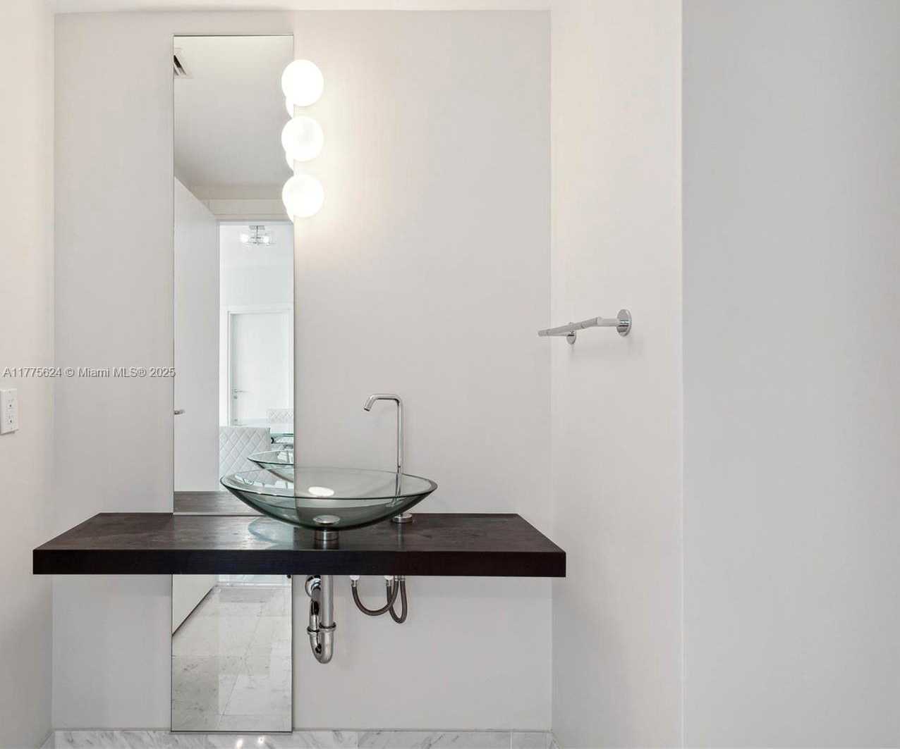 Small Image of 200 BISCAYNE BOULEVARD WAY #4004, Miami Number 5