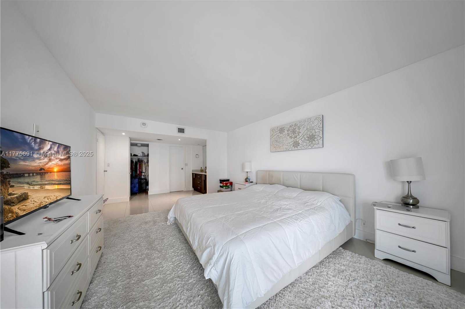 Small Image of 100 BAYVIEW DR #2014, Sunny Isles Beach Number 18