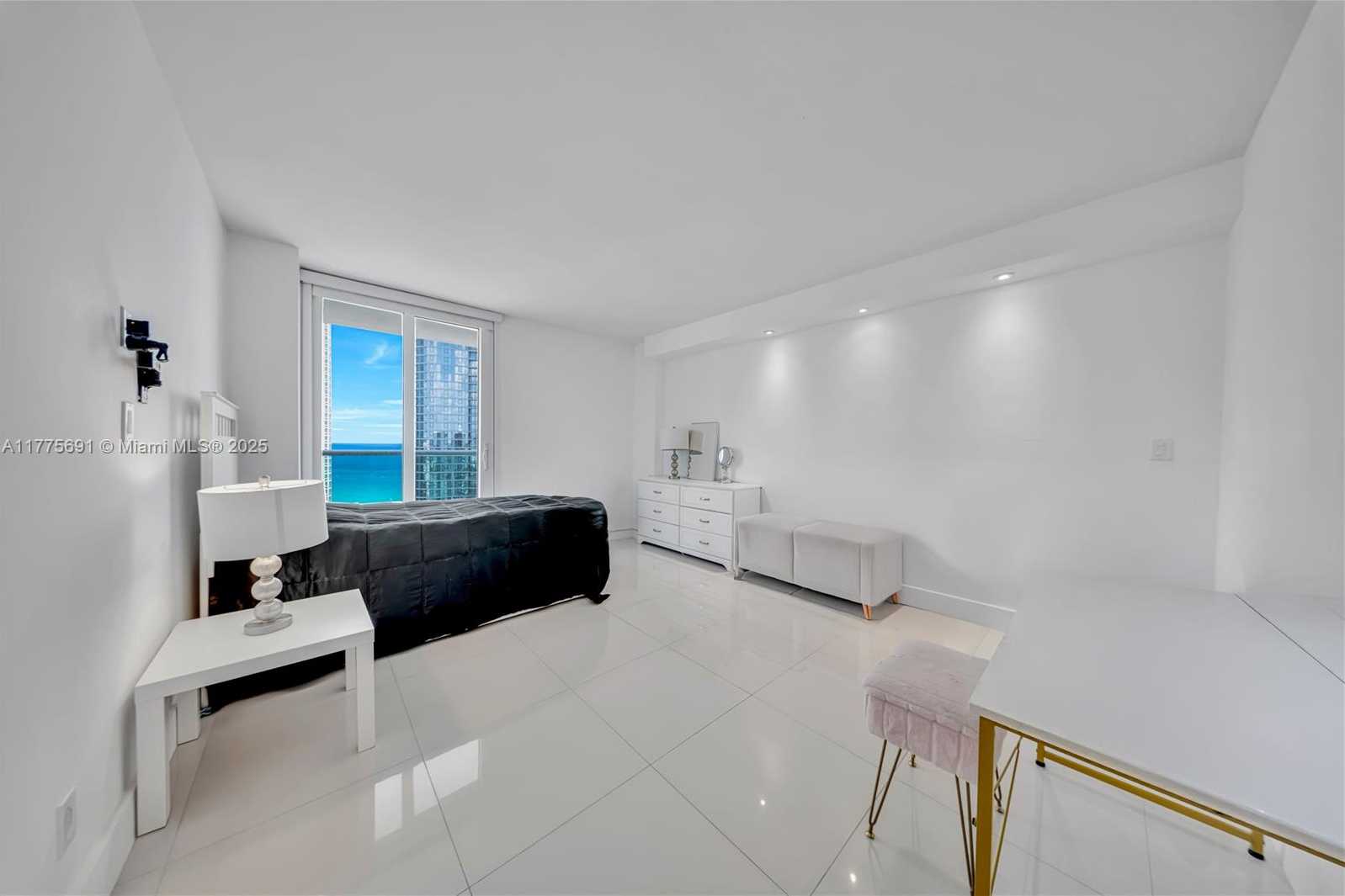 Small Image of 100 BAYVIEW DR #2014, Sunny Isles Beach Number 21