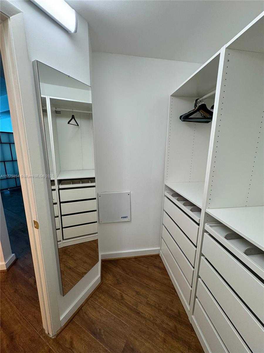 Small Image of 1900 NORTH BAYSHORE DR #4005, Miami Number 13
