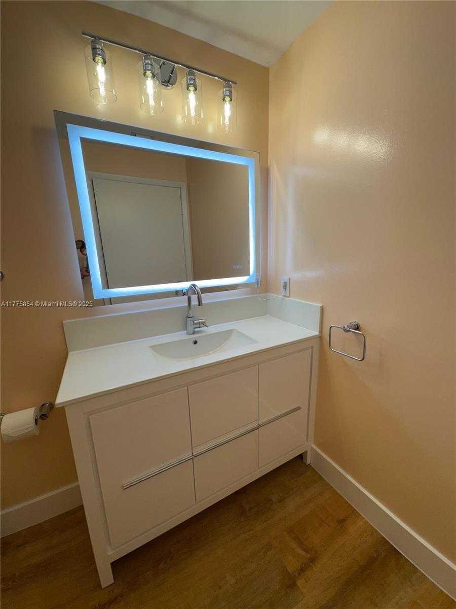 Small Image of 1900 NORTH BAYSHORE DR #4005, Miami Number 16