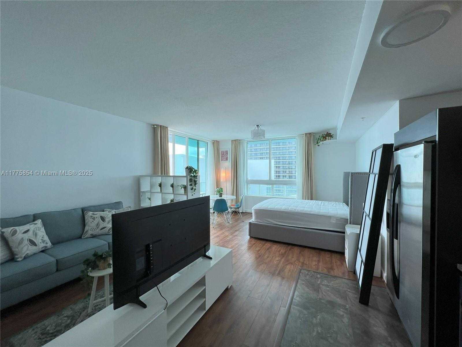 Small Image of 1900 NORTH BAYSHORE DR #4005, Miami Number 2