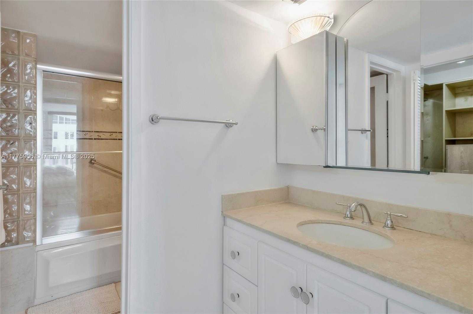 Small Image of 2401 COLLINS AVE #1805, Miami Beach Number 12