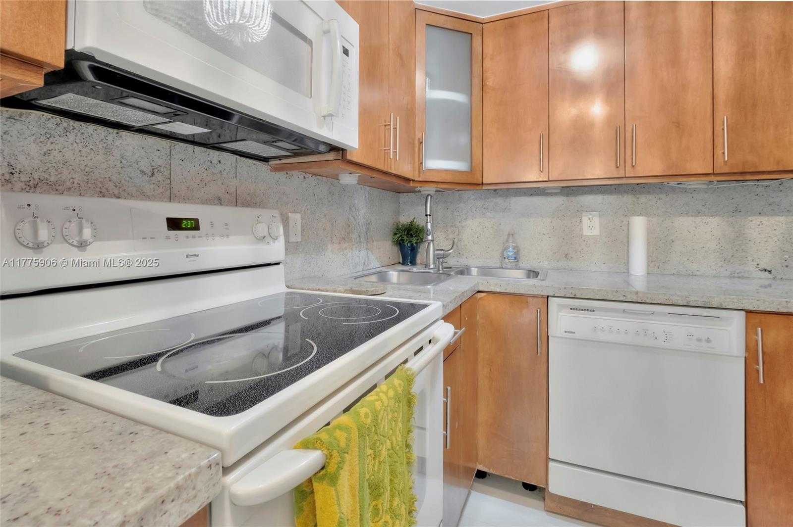 Small Image of 2401 COLLINS AVE #1805, Miami Beach Number 16