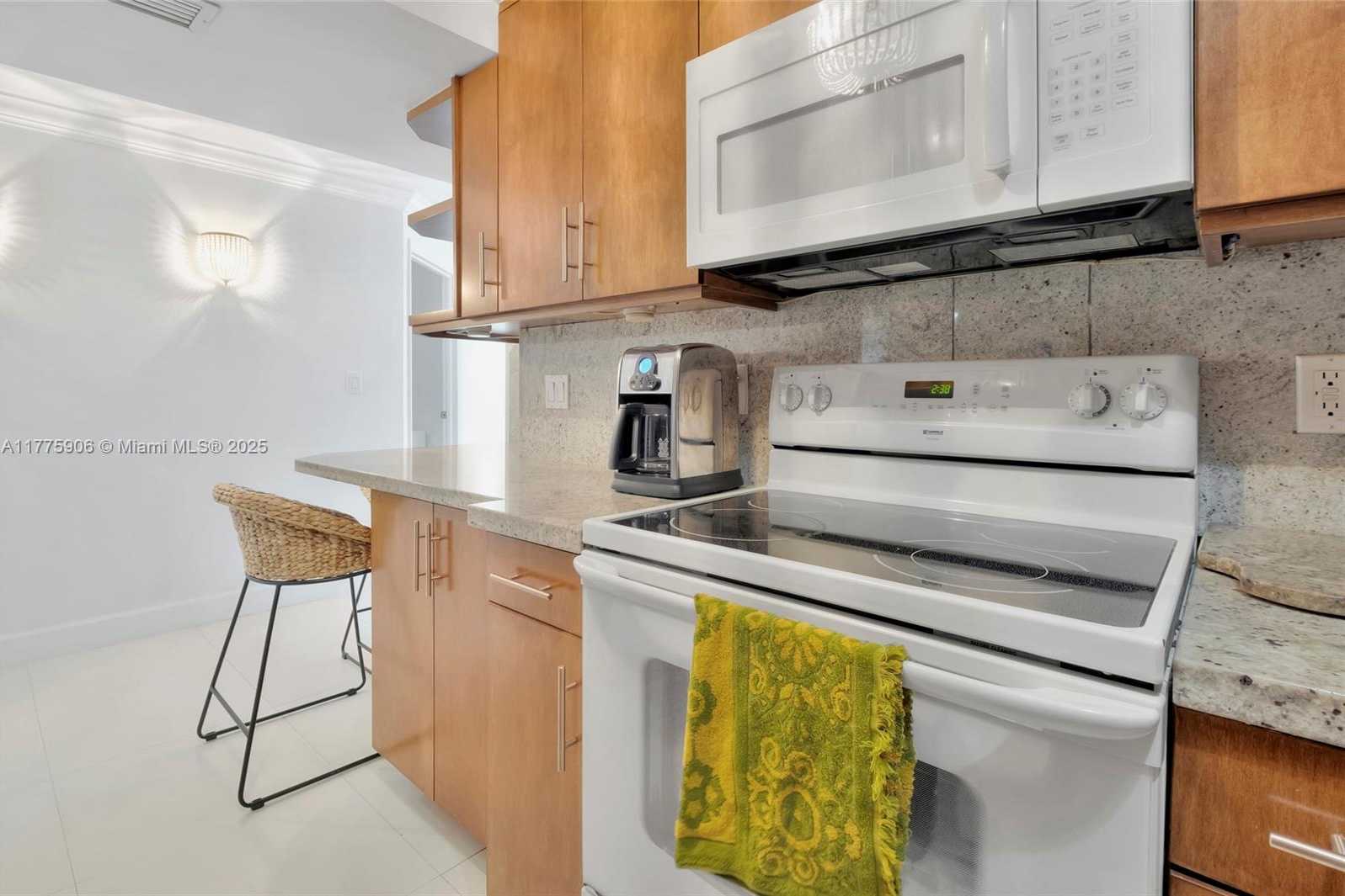 Small Image of 2401 COLLINS AVE #1805, Miami Beach Number 17