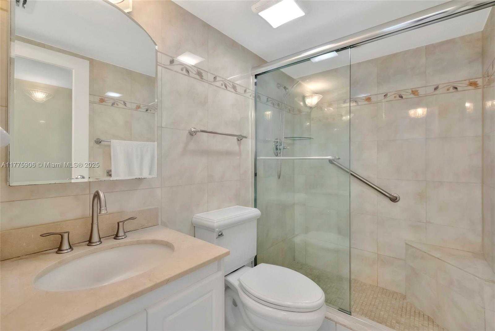 Small Image of 2401 COLLINS AVE #1805, Miami Beach Number 21