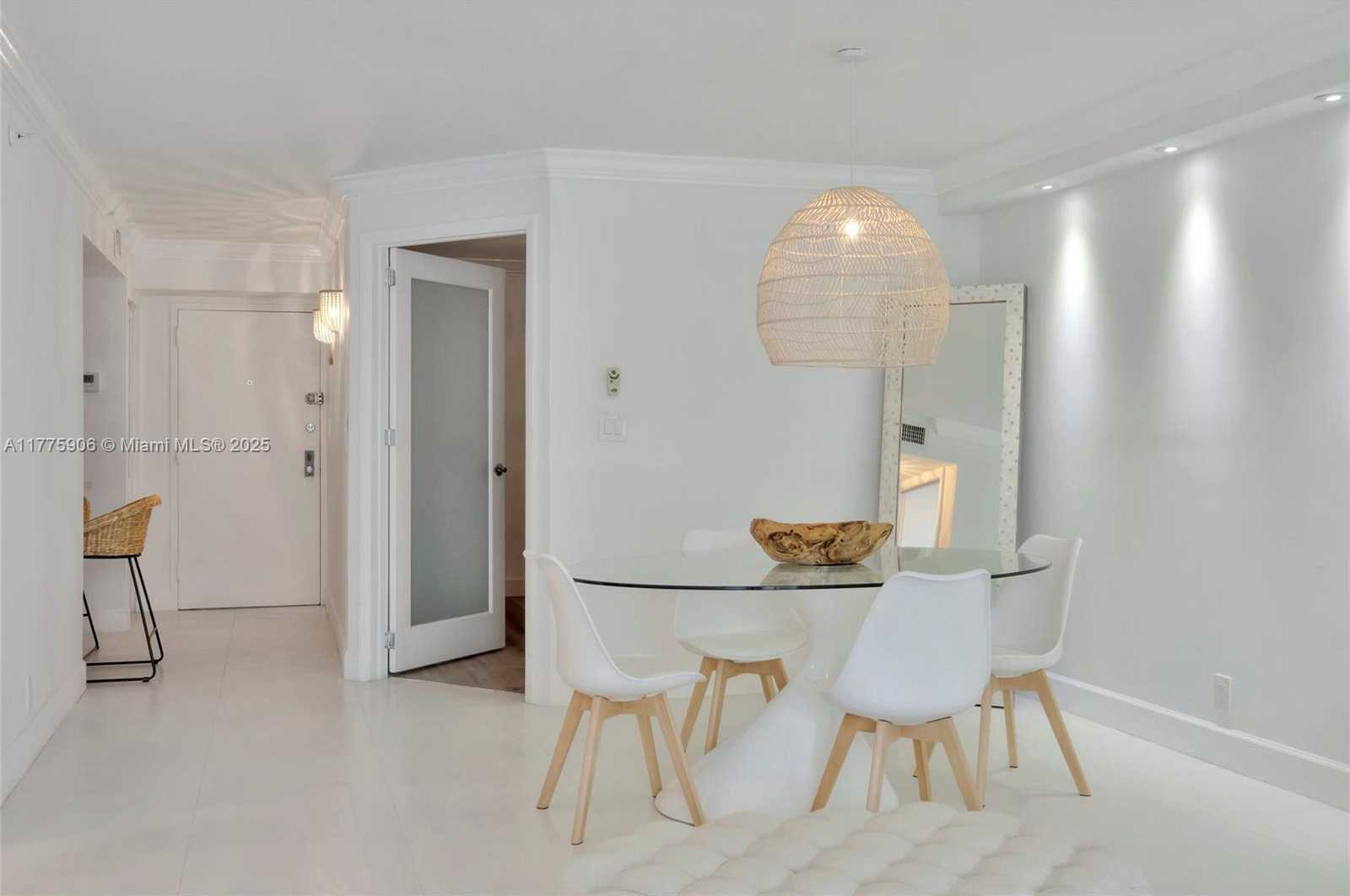 Small Image of 2401 COLLINS AVE #1805, Miami Beach Number 5
