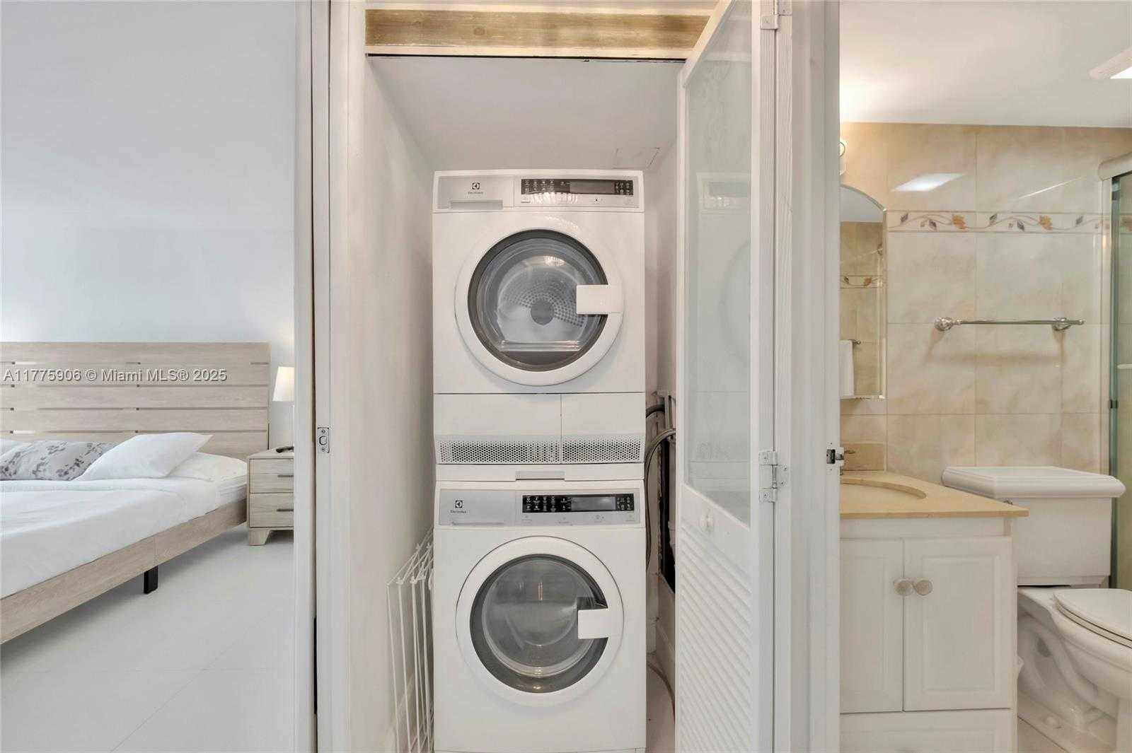 Small Image of 2401 COLLINS AVE #1805, Miami Beach Number 6