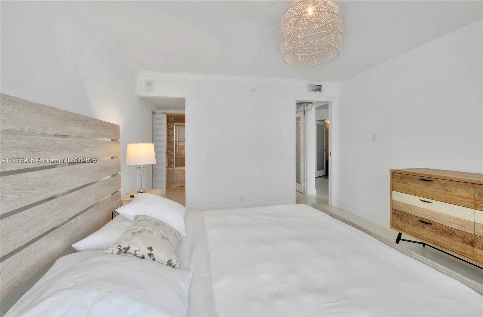 Small Image of 2401 COLLINS AVE #1805, Miami Beach Number 8
