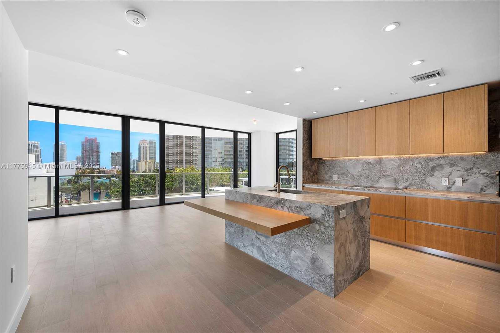 Small Image of 500 ALTON #801, Miami Beach Number 2