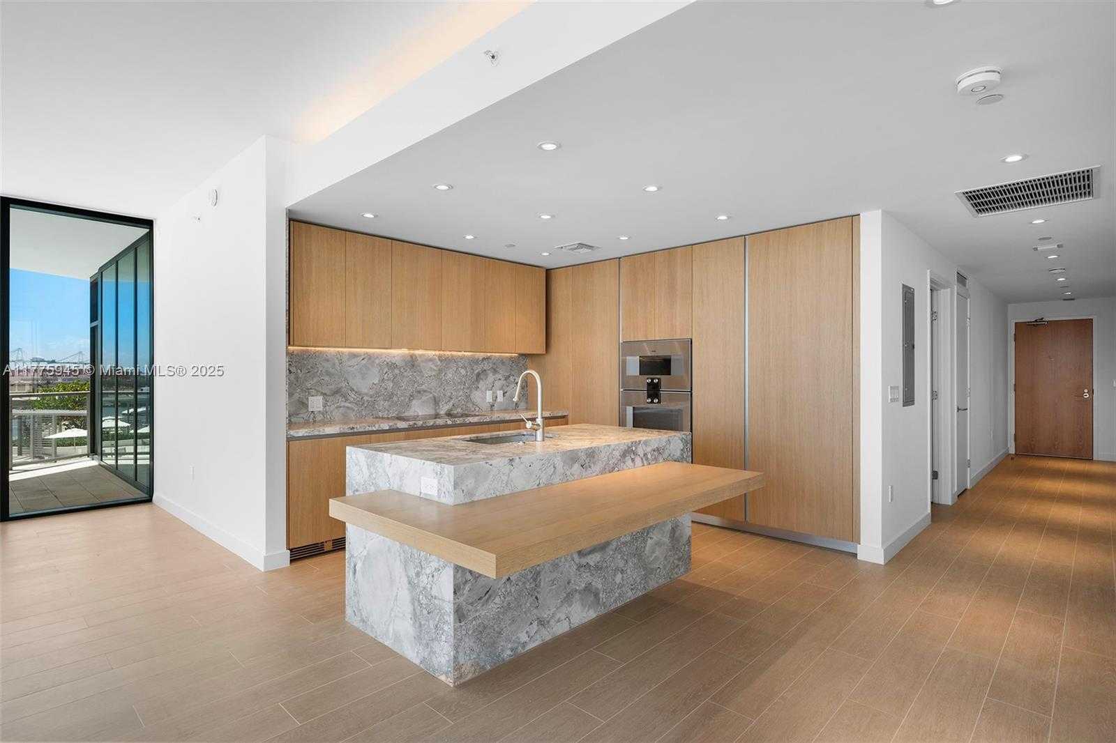 Small Image of 500 ALTON #801, Miami Beach Number 3