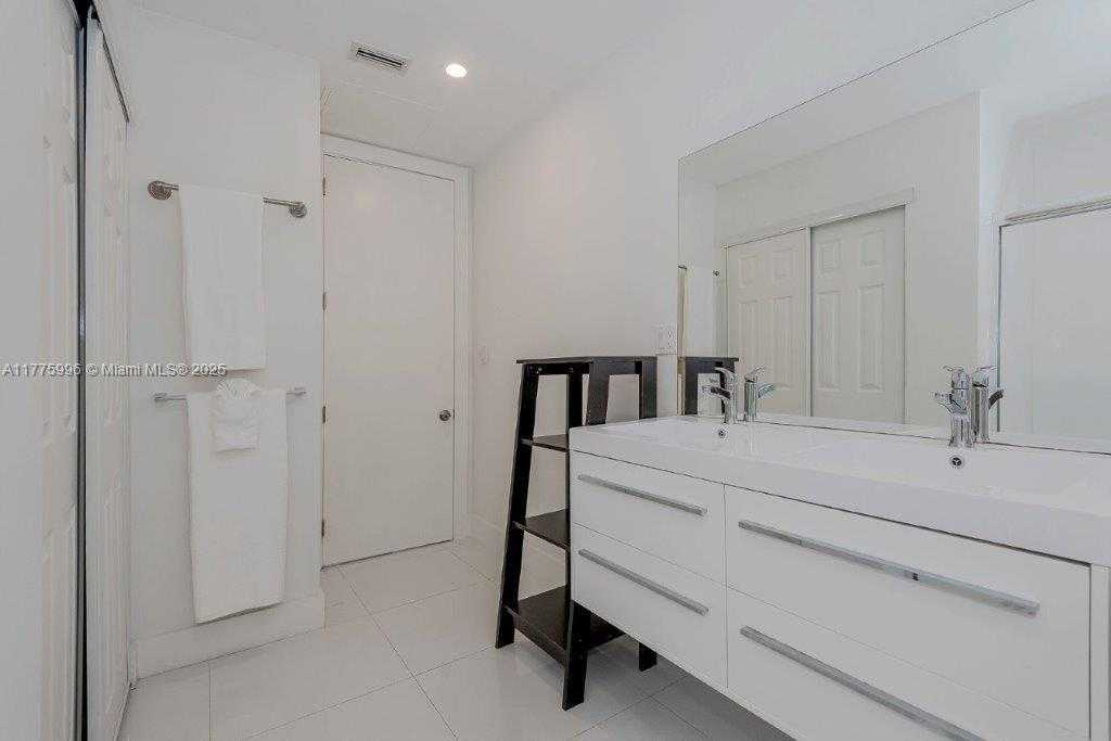 Small Image of 2301 COLLINS AVE #1624, Miami Beach Number 3