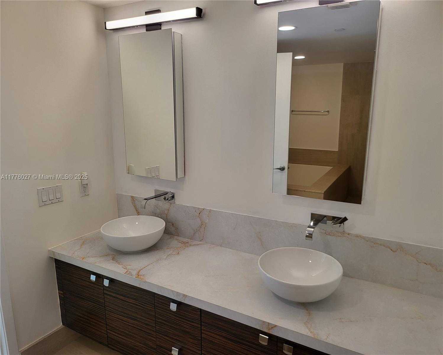 Small Image of 5875 COLLINS AVE #806, Miami Beach Number 6