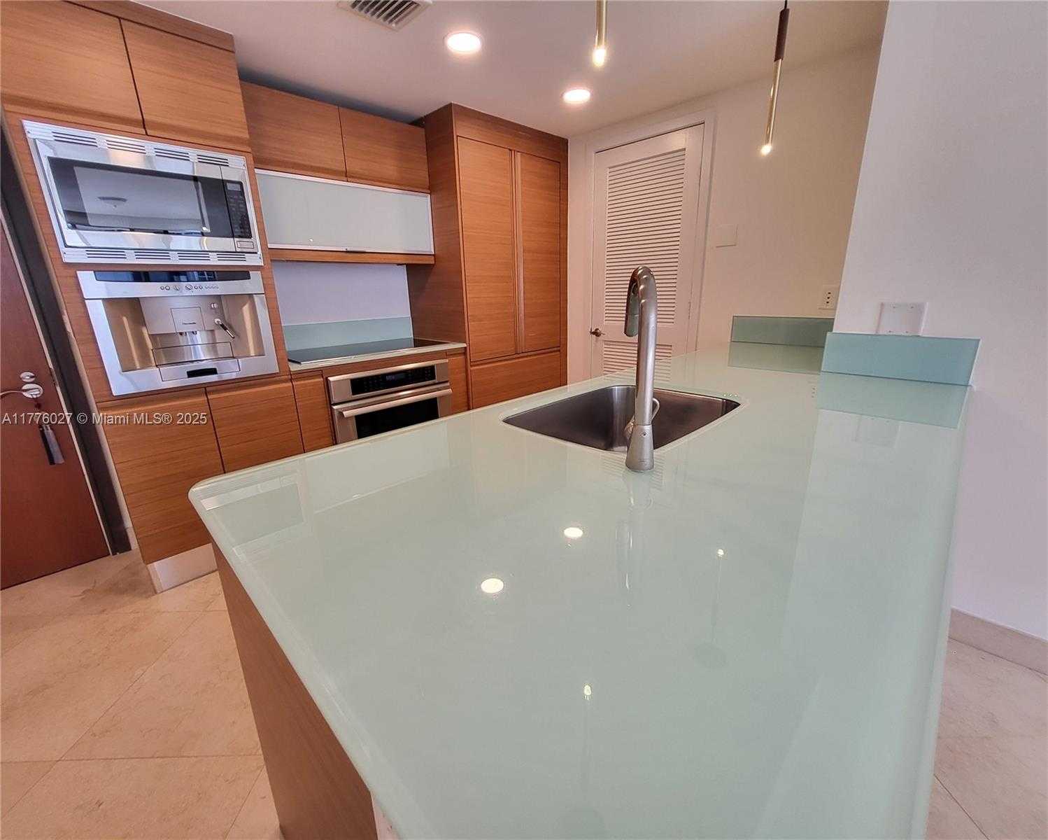 Small Image of 5875 COLLINS AVE #806, Miami Beach Number 9