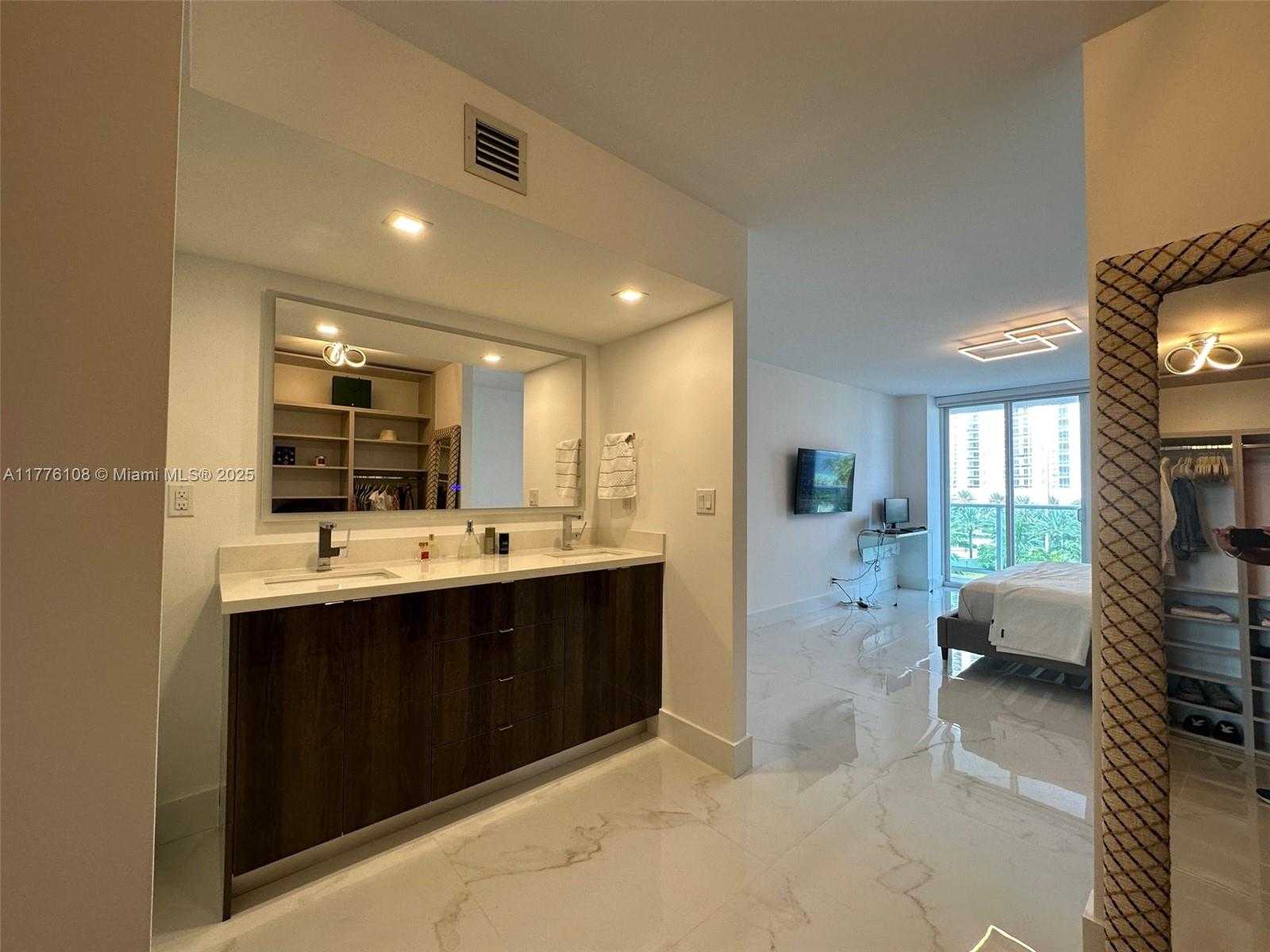 Small Image of 100 BAYVIEW DR #515, Sunny Isles Beach Number 19
