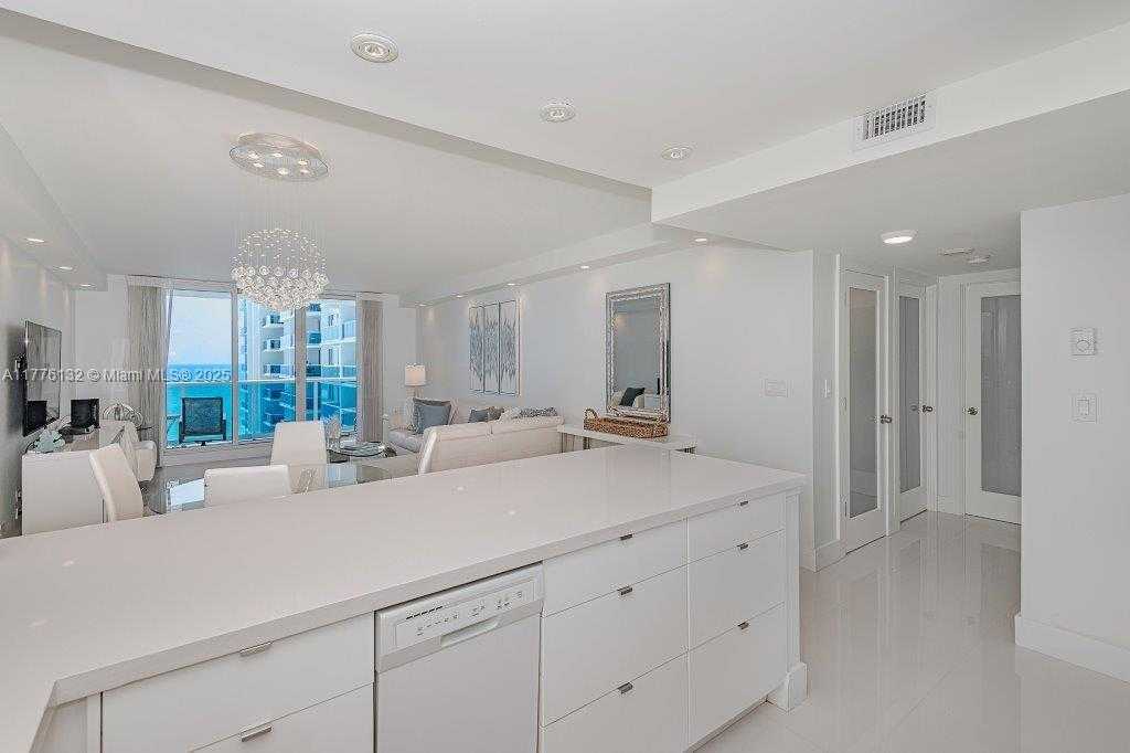Small Image of 2301 COLLINS AVE #1424, Miami Beach Number 5