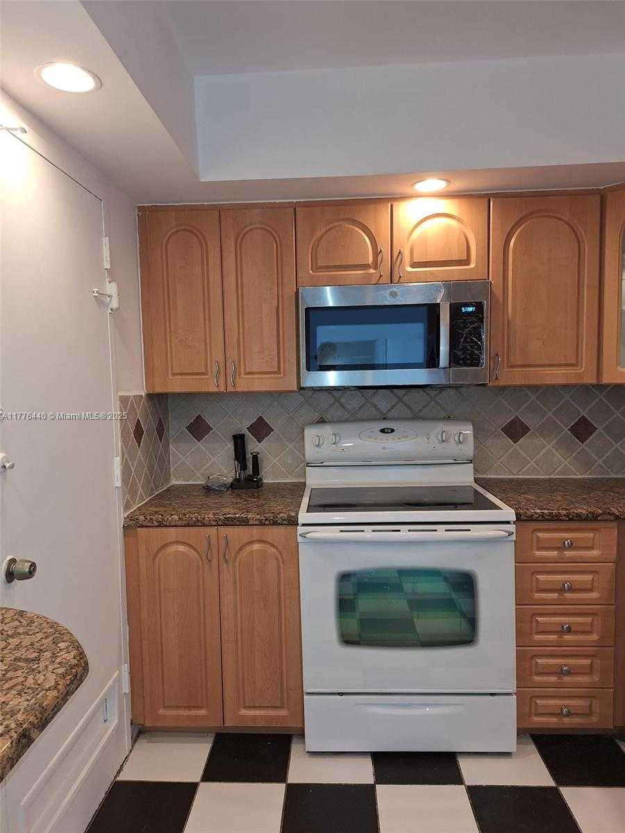 Small Image of 400 KINGS POINT DR #919, Sunny Isles Beach Number 11