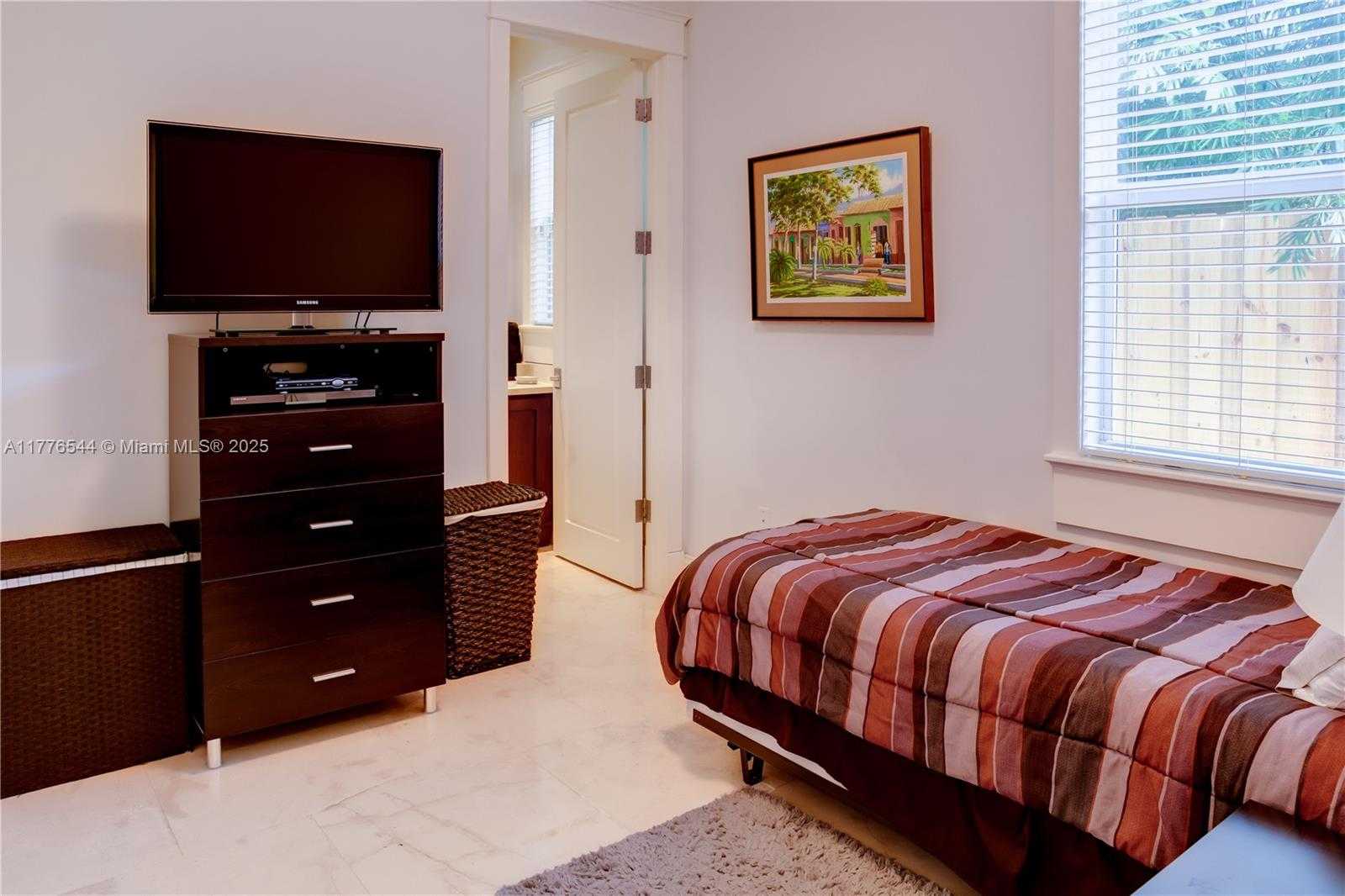 Small Image of 2515 SWANSON AVE #2515, Miami Number 17