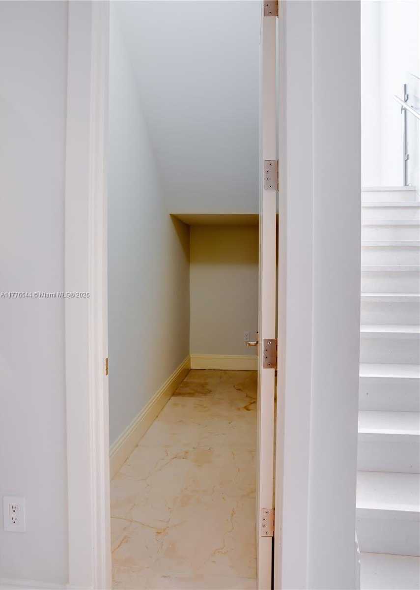 Small Image of 2515 SWANSON AVE #2515, Miami Number 34