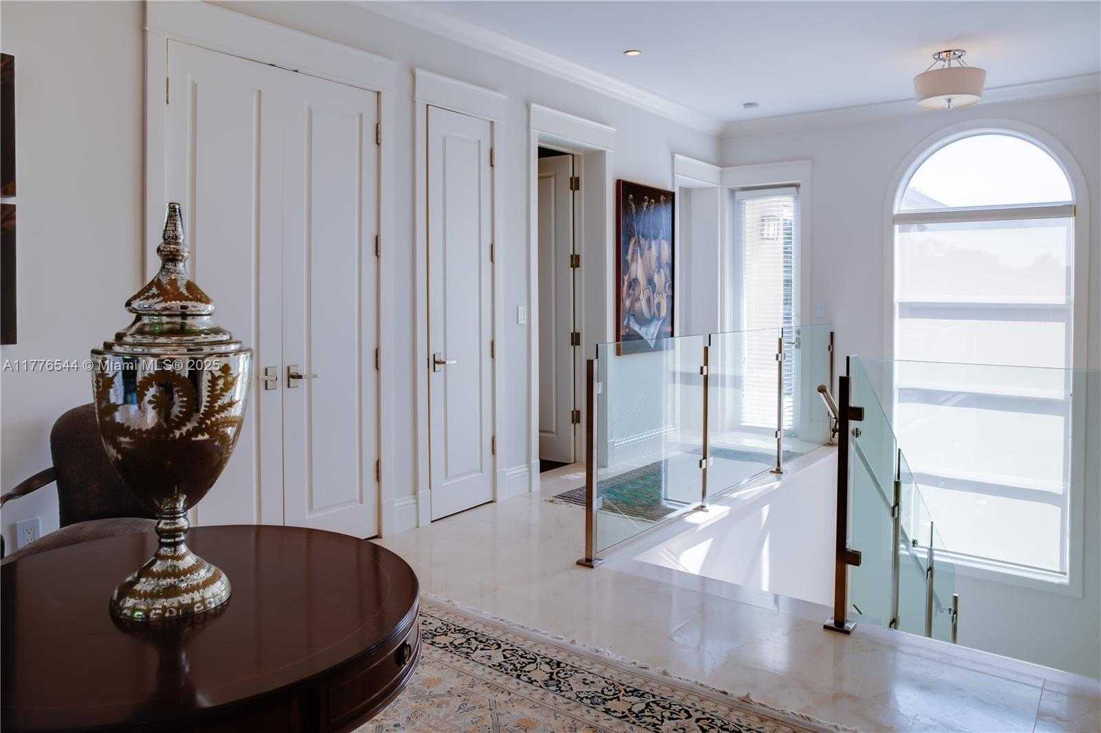 Small Image of 2515 SWANSON AVE #2515, Miami Number 36