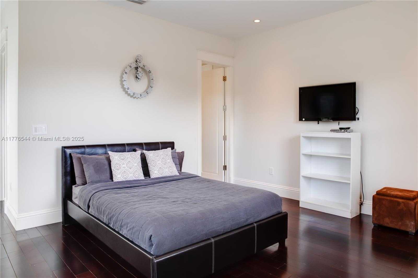 Small Image of 2515 SWANSON AVE #2515, Miami Number 38