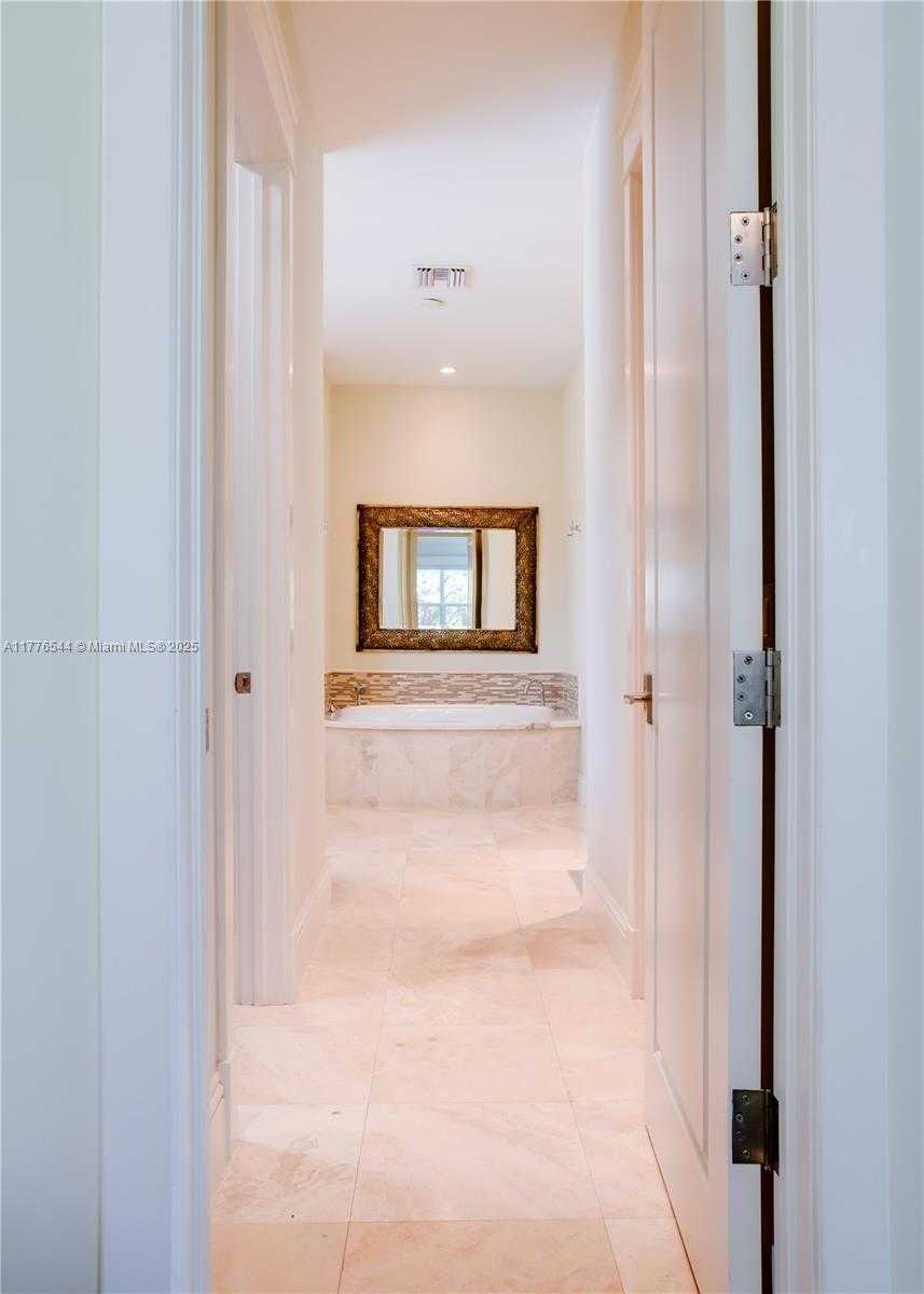 Small Image of 2515 SWANSON AVE #2515, Miami Number 52