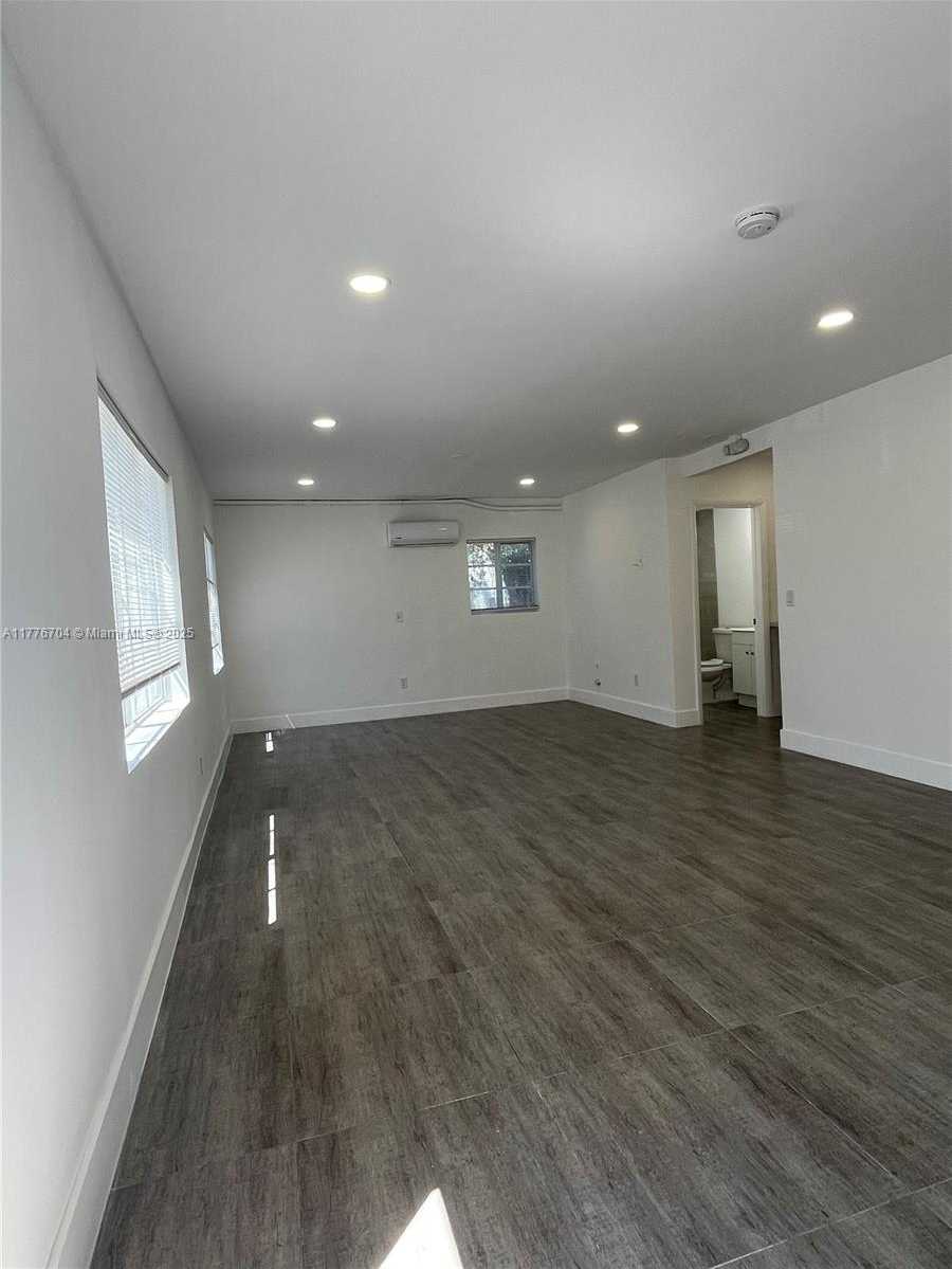 Small Image of 7116 BAY DR #6, Miami Beach Number 3