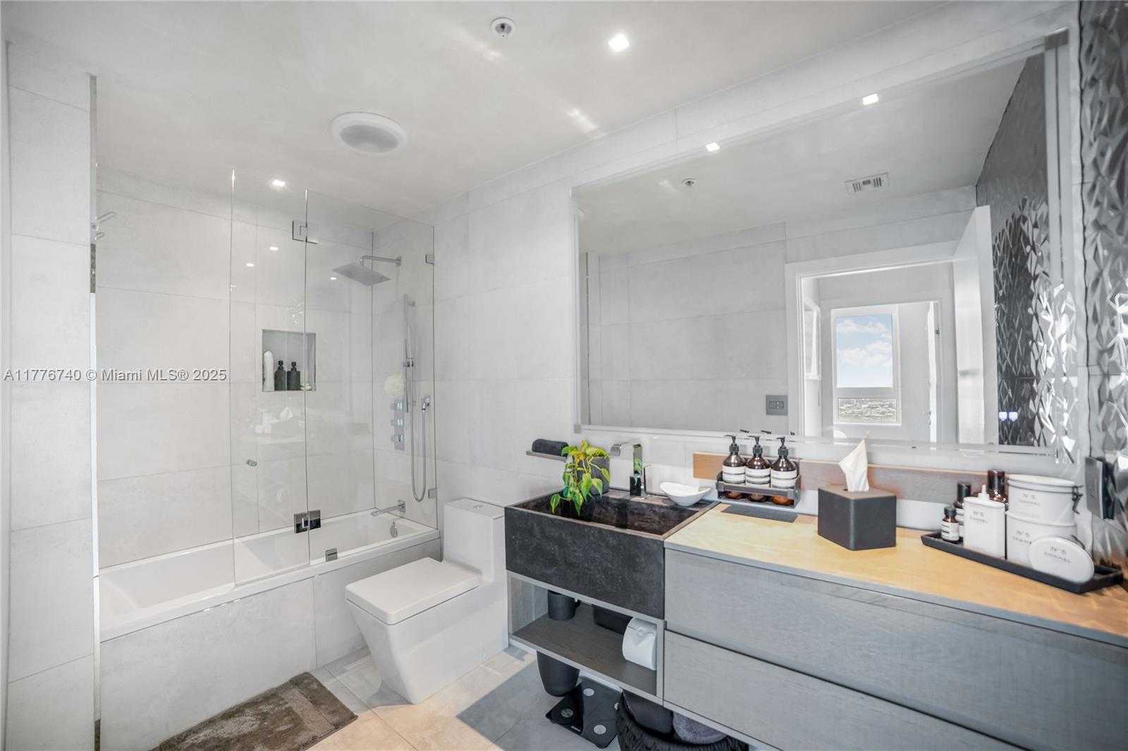 Small Image of 1900 NORTH BAYSHORE DR #4411, Miami Number 21