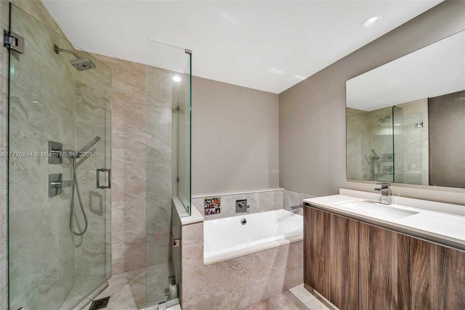 Small Image of 488 NE 18th St, Miami, FL 33132, USA Number 43