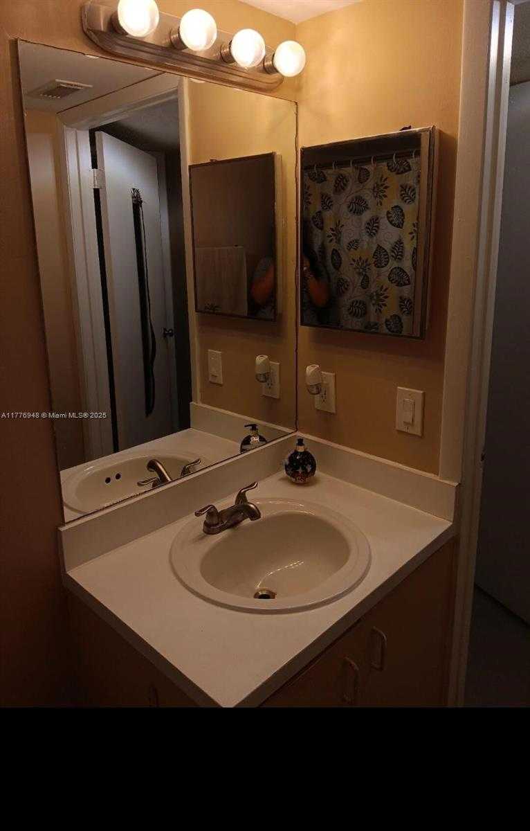 Small Image of 18870 NORTH WEST 57TH AVE #108, Hialeah Number 4