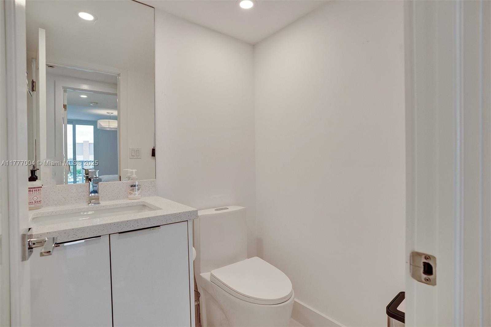 Small Image of 100 BAYVIEW DR #802, Sunny Isles Beach Number 9