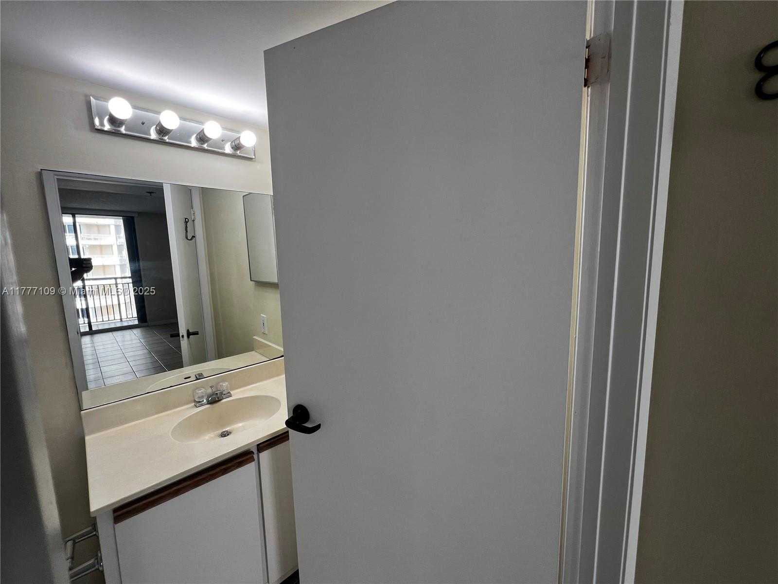 Small Image of 540 BRICKELL KEY DR #1226, Miami Number 38