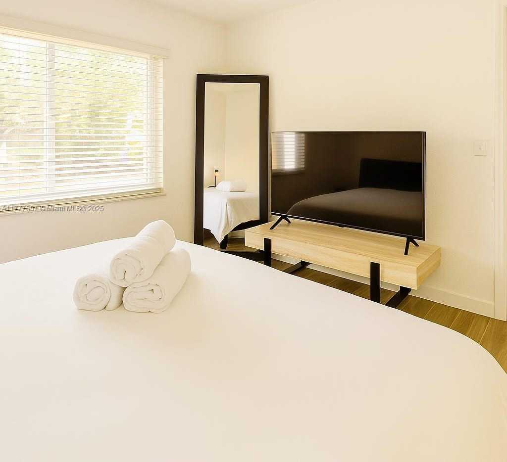 Small Image of 3523 SOUTH WEST 16TH ST, Miami Number 10