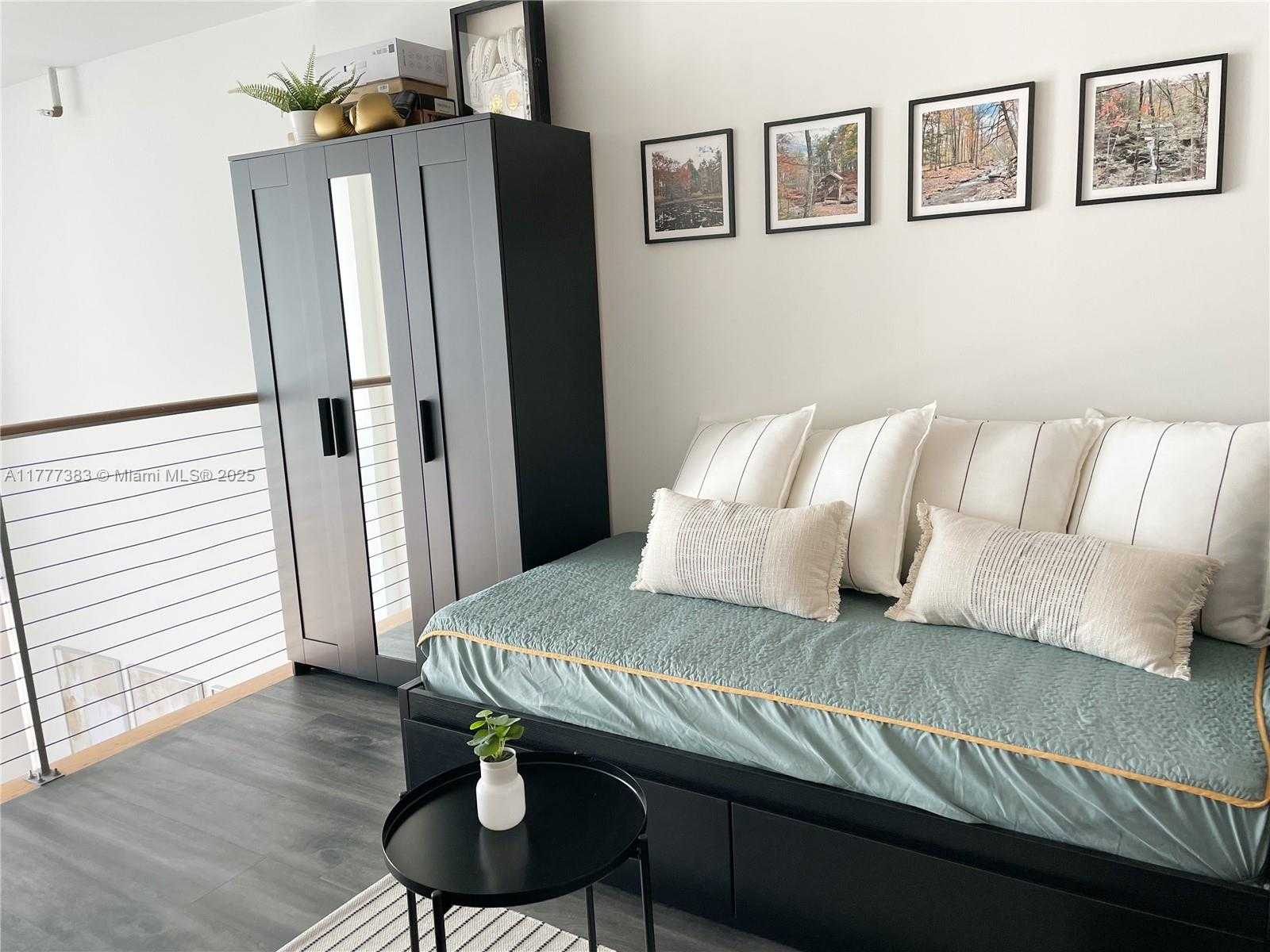 Small Image of 690 SOUTH WEST 1ST CT #2717, Miami Number 14