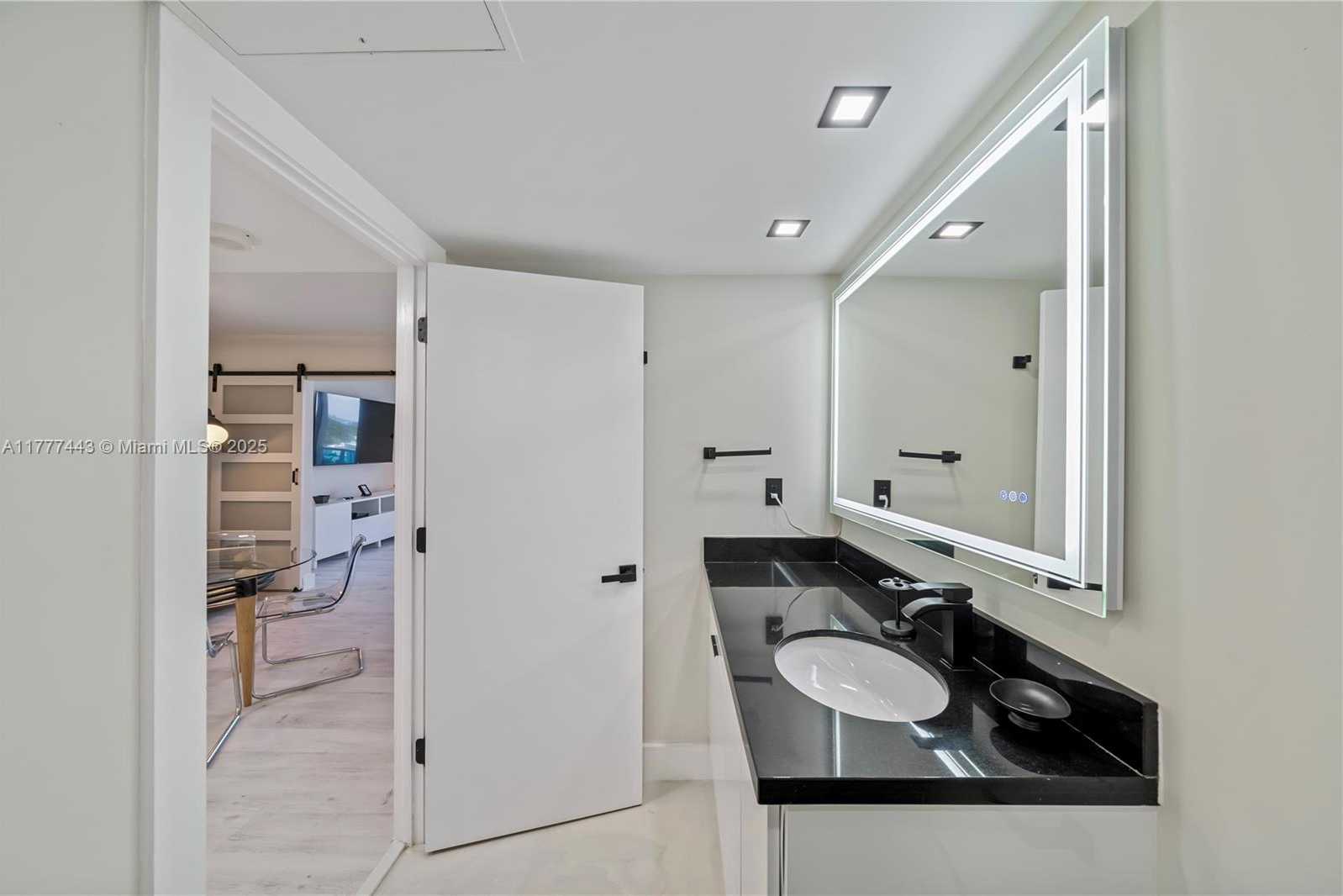 Small Image of 2301 COLLINS AVE #1130, Miami Beach Number 14
