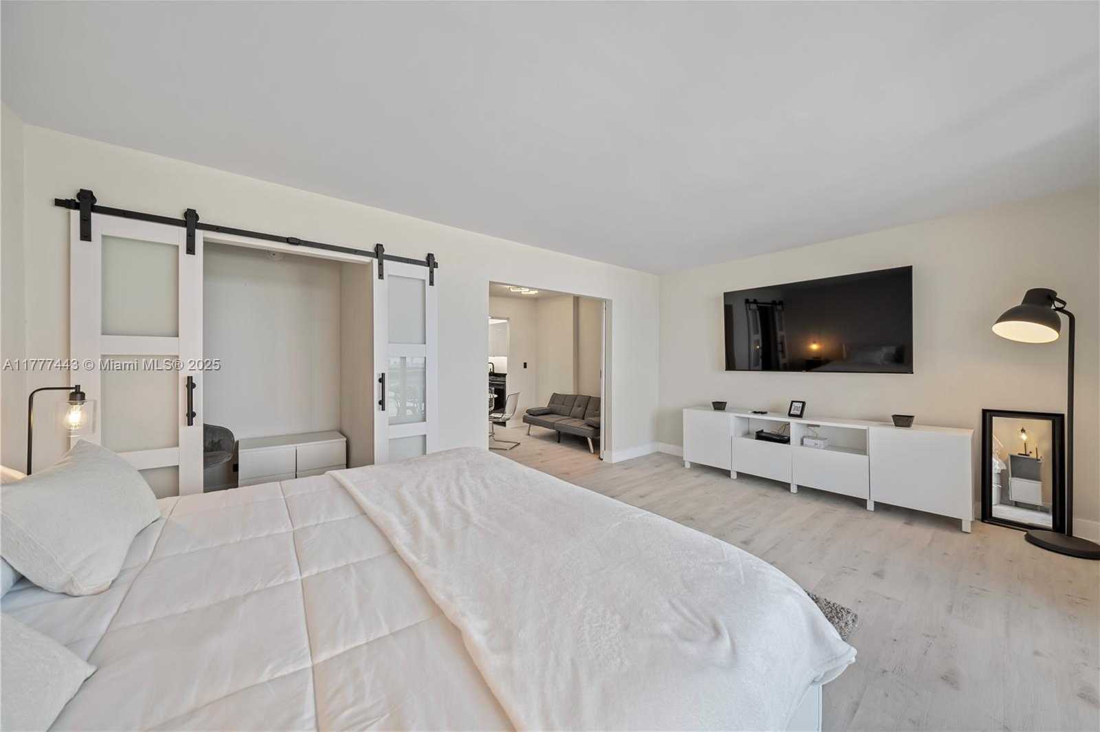 Small Image of 2301 COLLINS AVE #1130, Miami Beach Number 2