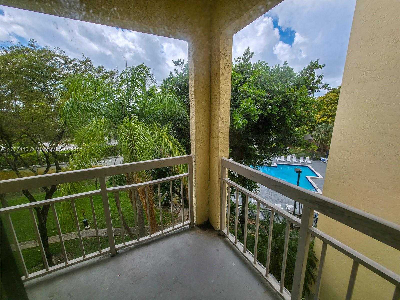 Small Image of 8290 LAKE DR #422, Doral Number 10