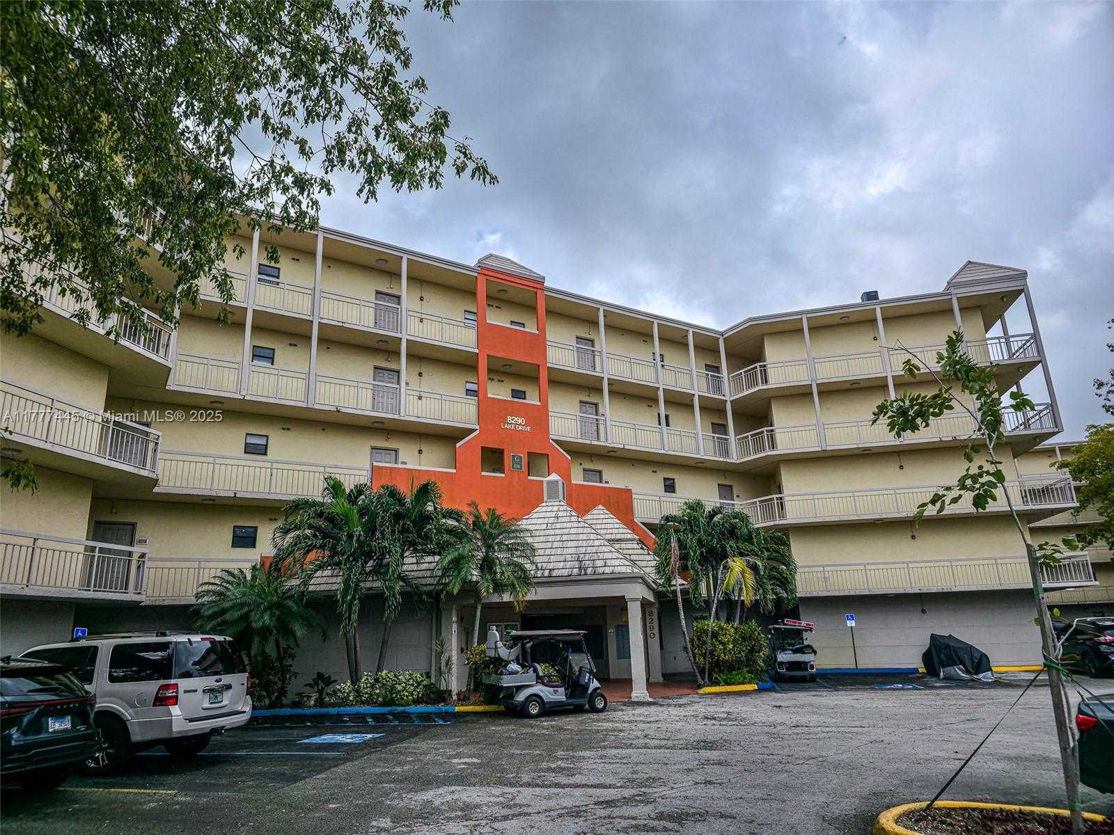 Small Image of 8290 LAKE DR #422, Doral Number 11