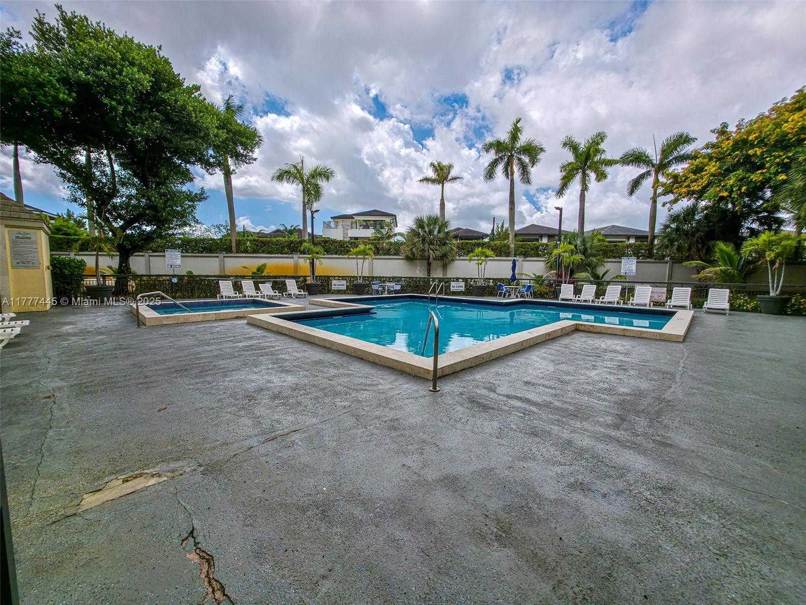 Small Image of 8290 LAKE DR #422, Doral Number 12