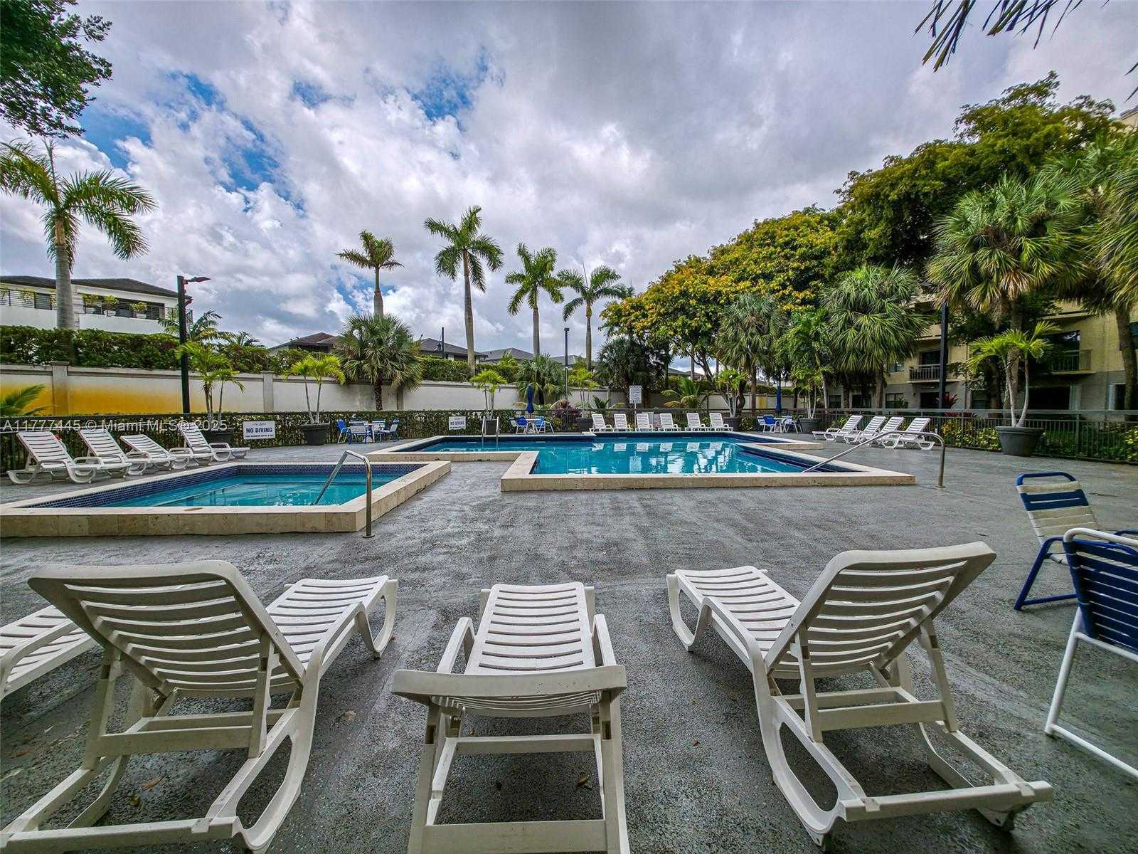 Small Image of 8290 LAKE DR #422, Doral Number 13