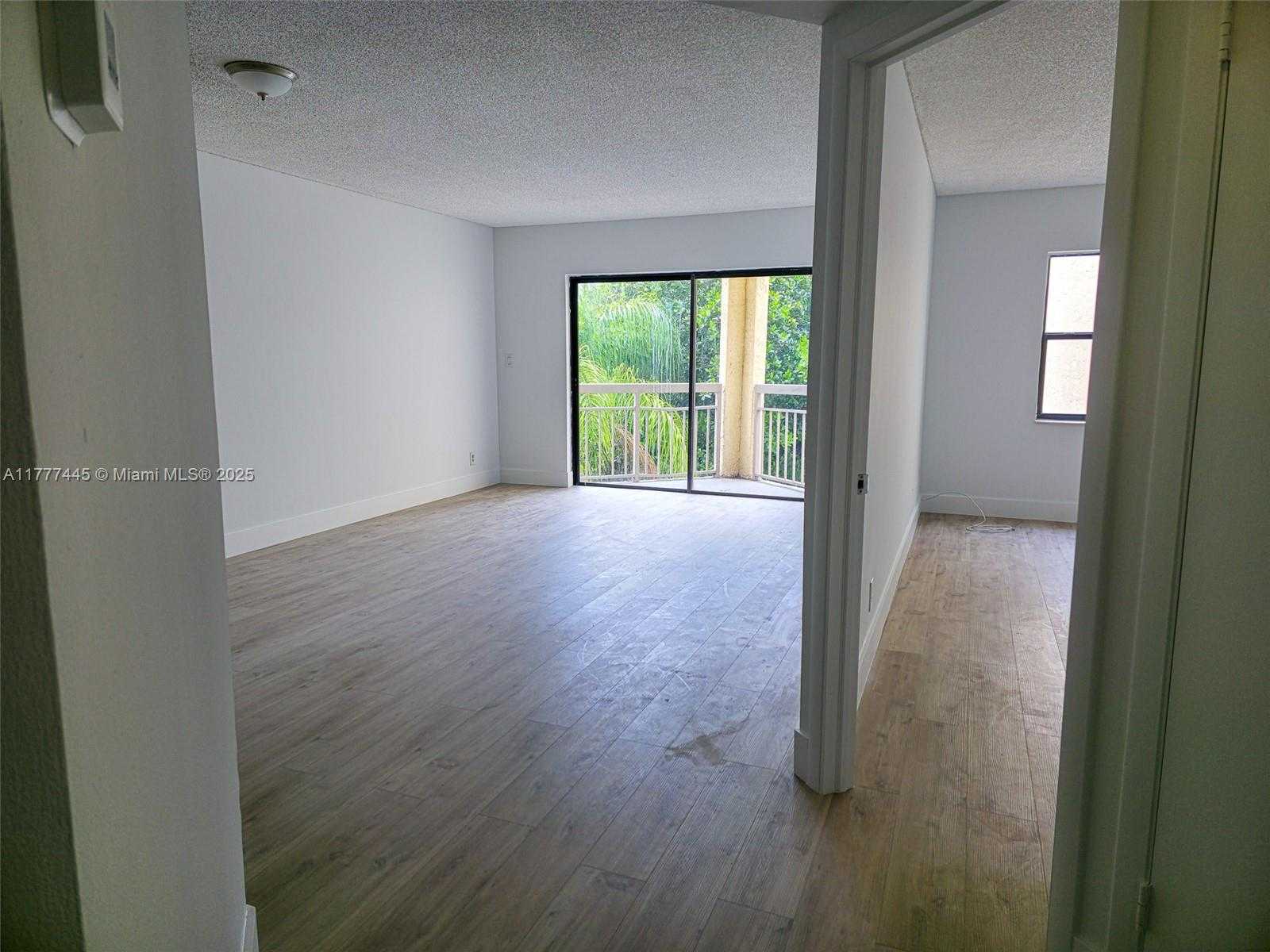 Small Image of 8290 LAKE DR #422, Doral Number 2
