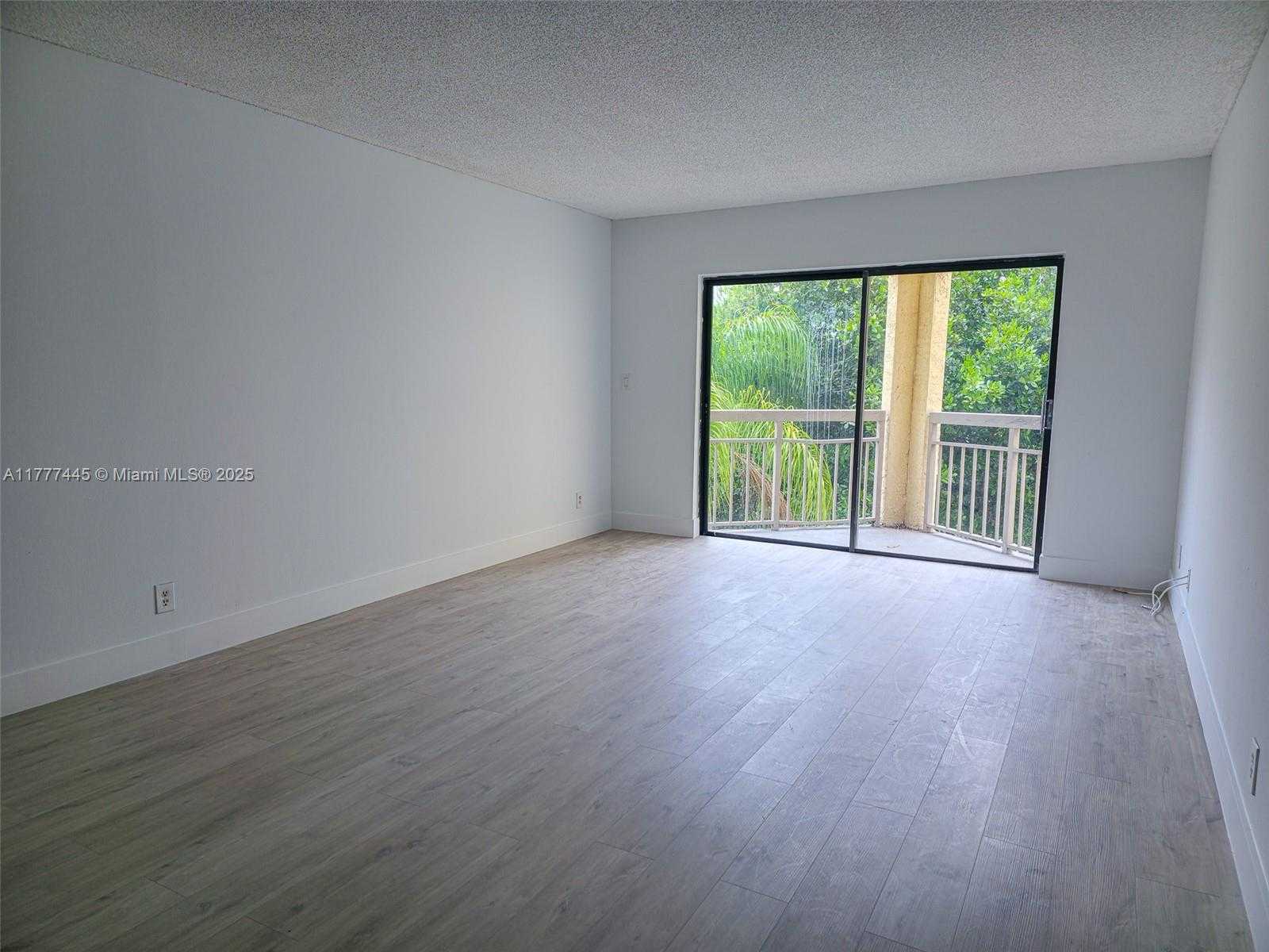 Small Image of 8290 LAKE DR #422, Doral Number 3