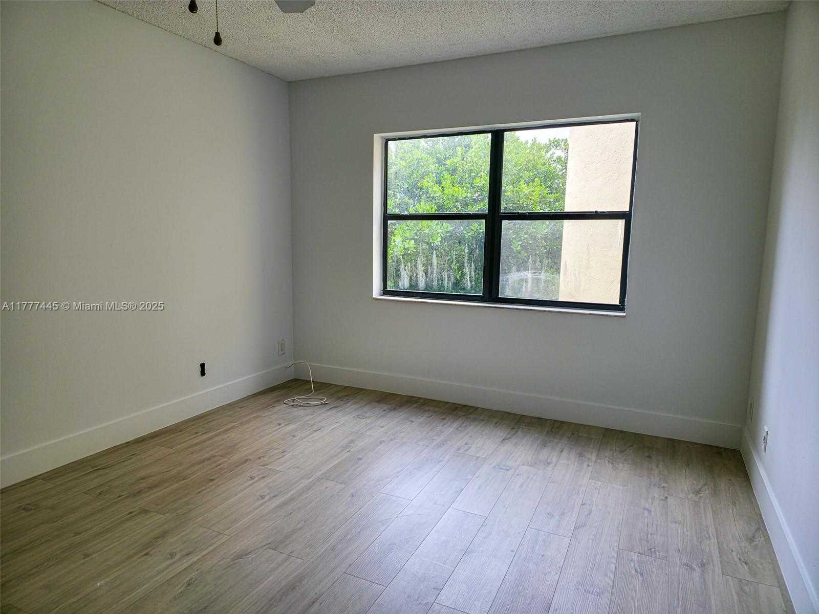 Small Image of 8290 LAKE DR #422, Doral Number 5