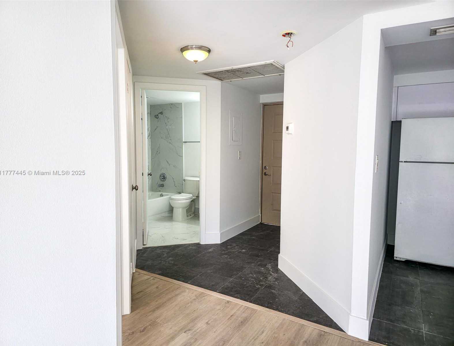 Small Image of 8290 LAKE DR #422, Doral Number 6