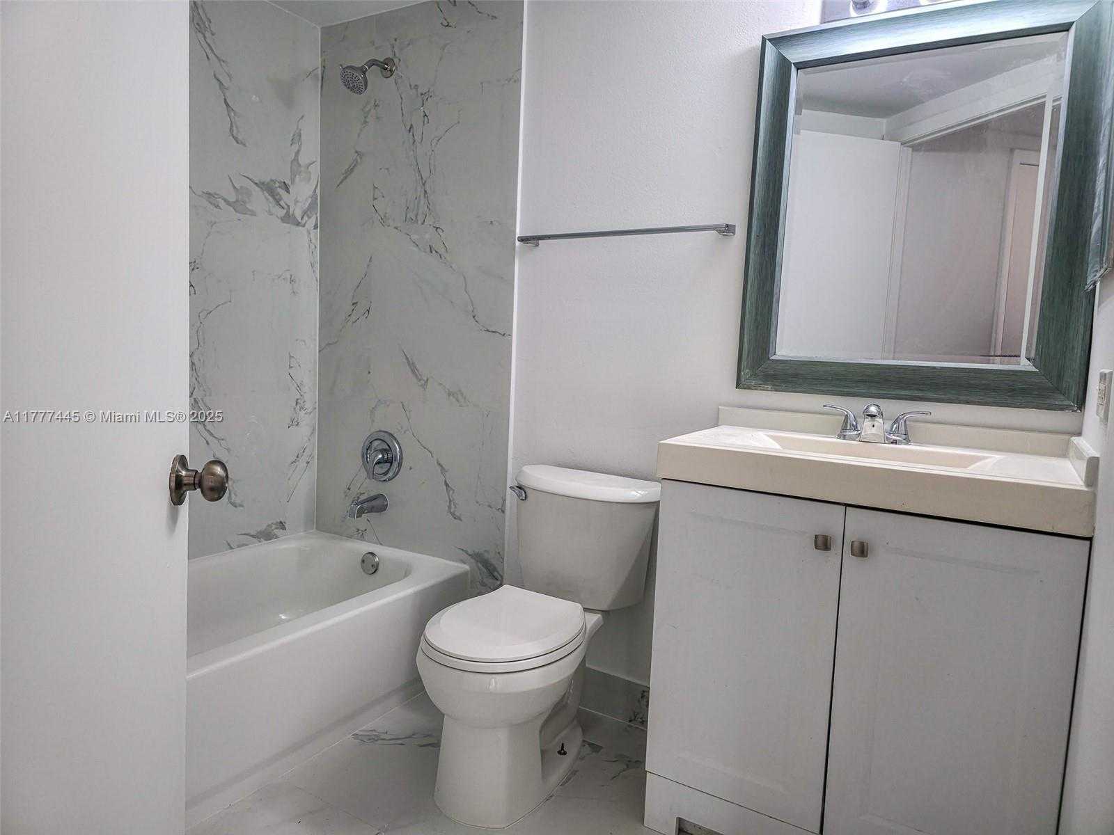 Small Image of 8290 LAKE DR #422, Doral Number 7