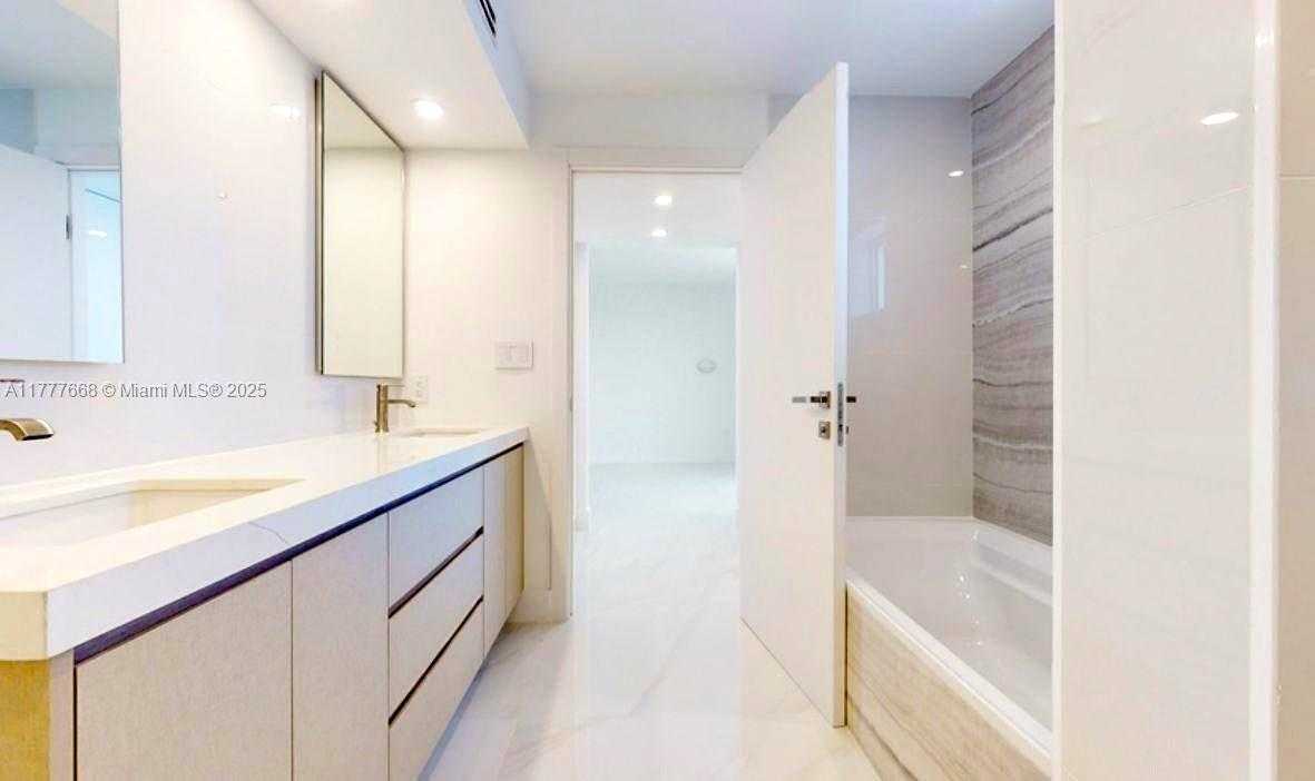 Small Image of 1800 SUNSET HARBOUR DR #1802/4, Miami Beach Number 17
