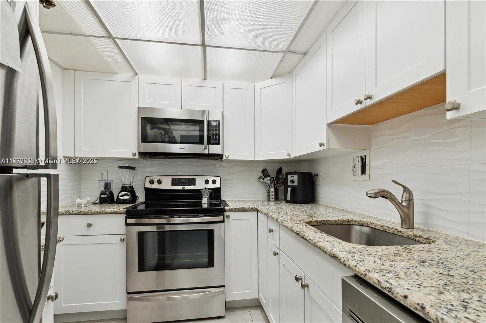 Small Image of 1000 WEST AVE #307, Miami Beach Number 7