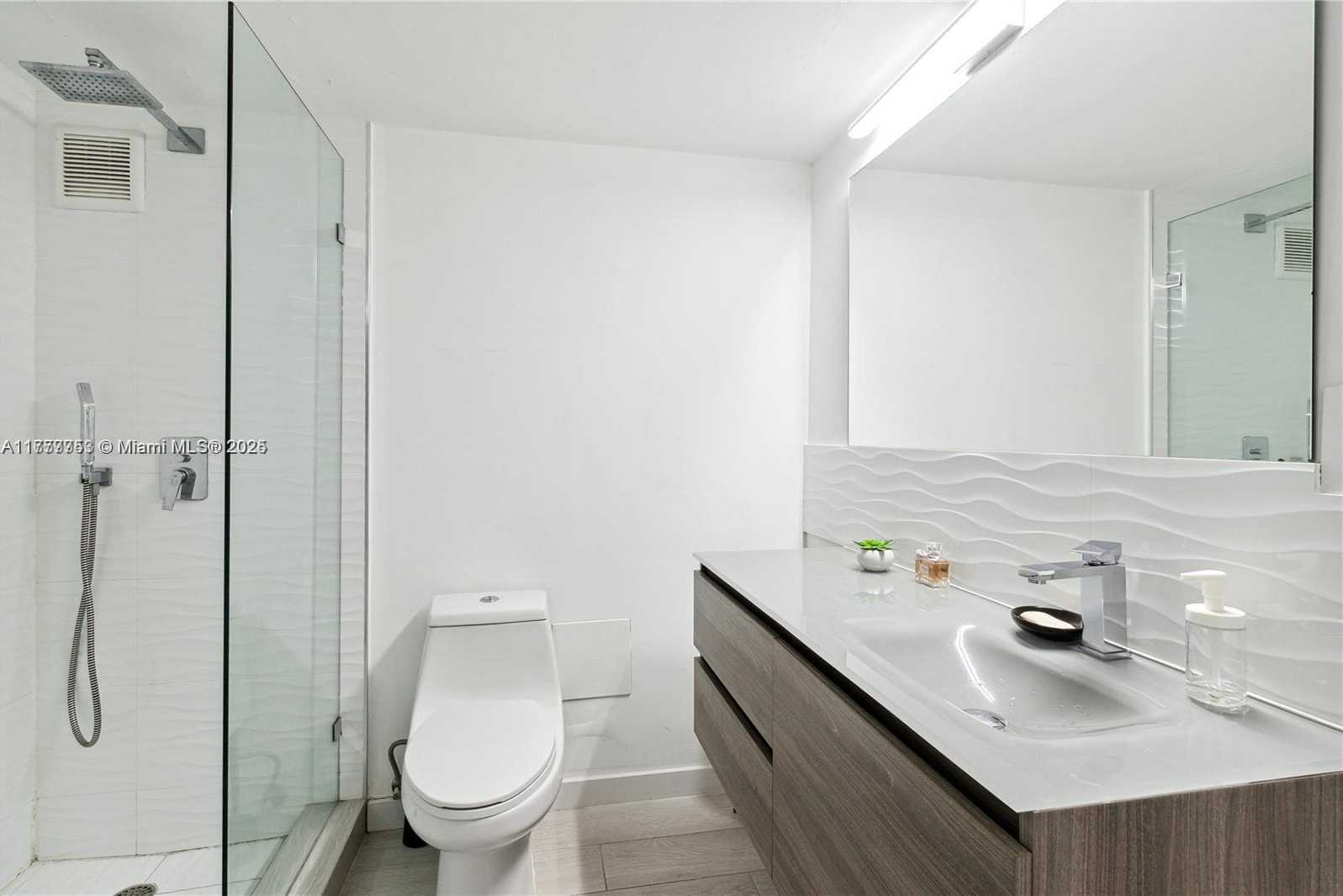 Small Image of 1000 WEST AVE #307, Miami Beach Number 9