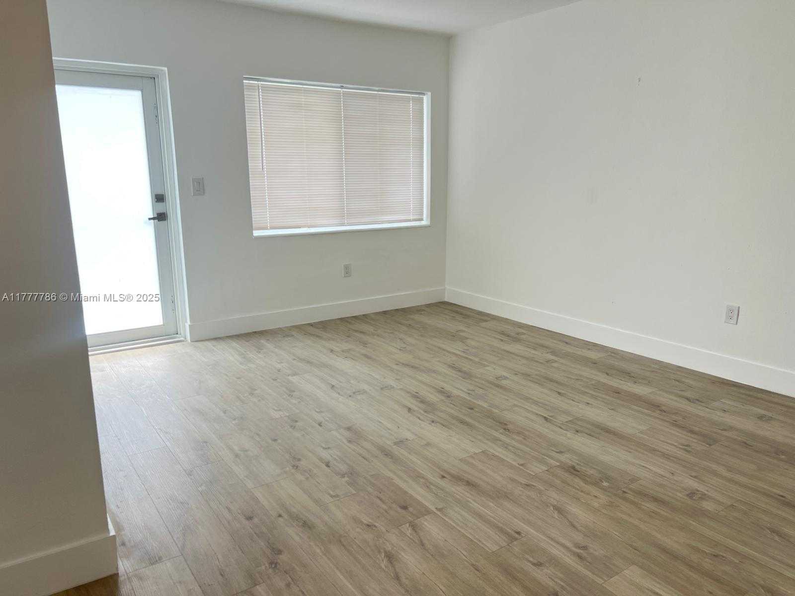 Small Image of 7291 #23, Miami Beach Number 3