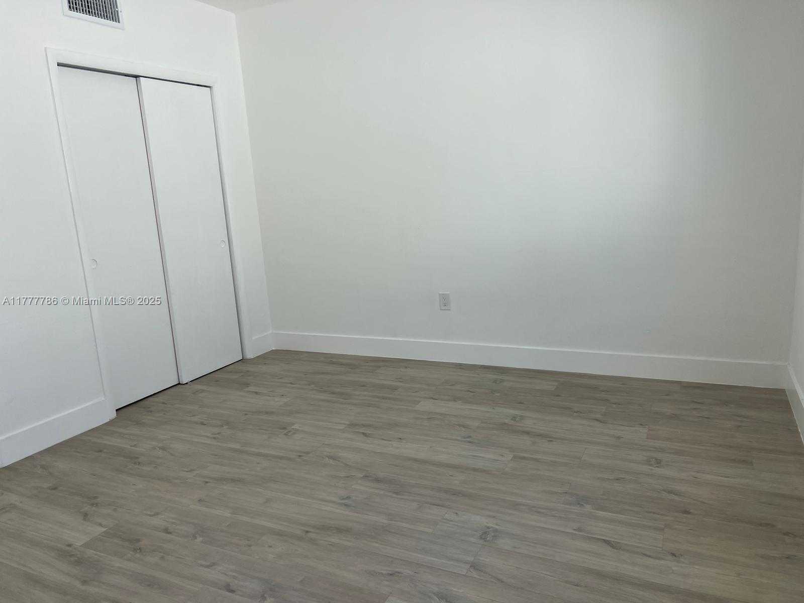 Small Image of 7291 #23, Miami Beach Number 5
